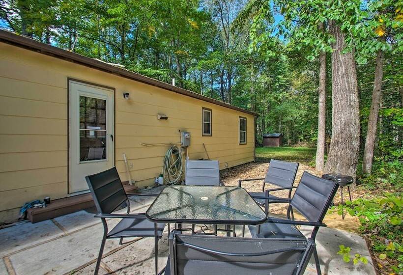 Quaint Hinton Hideaway   Hunt & Fish Nearby!