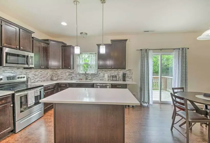 Quiet Greenwood Home ~ 16 Mi To Indianapolis!
