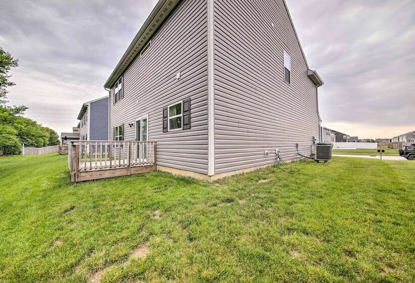 Quiet Greenwood Home ~ 16 Mi To Indianapolis!