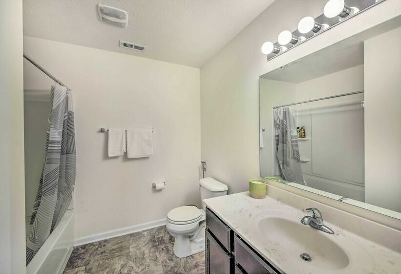 Quiet Greenwood Home ~ 16 Mi To Indianapolis!