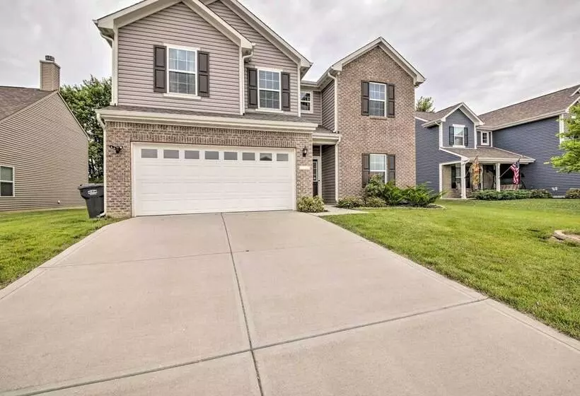 Quiet Greenwood Home ~ 16 Mi To Indianapolis!