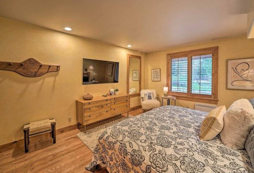 Serene Sun Valley Home W/ Hot Tub & Mtn Views