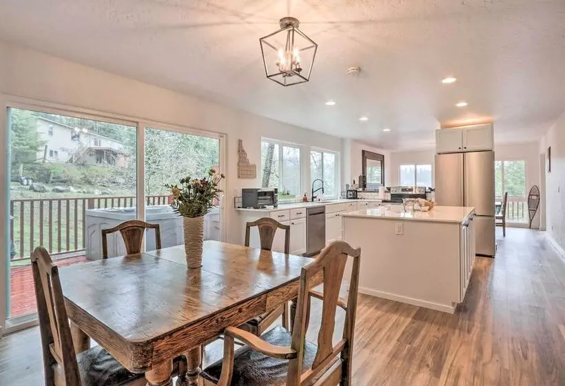 Spacious Sun Up Bay Cabin, 20 Min To Downtown Cda!