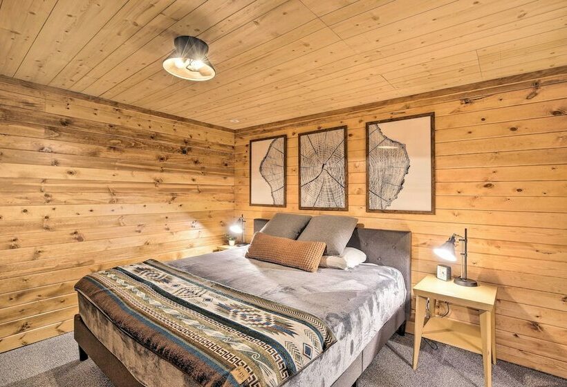 Splendid Family Cabin W/ Hot Tub & Grill!