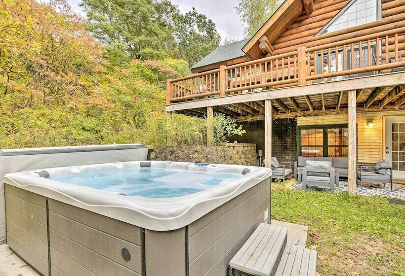 Splendid Family Cabin W/ Hot Tub & Grill!