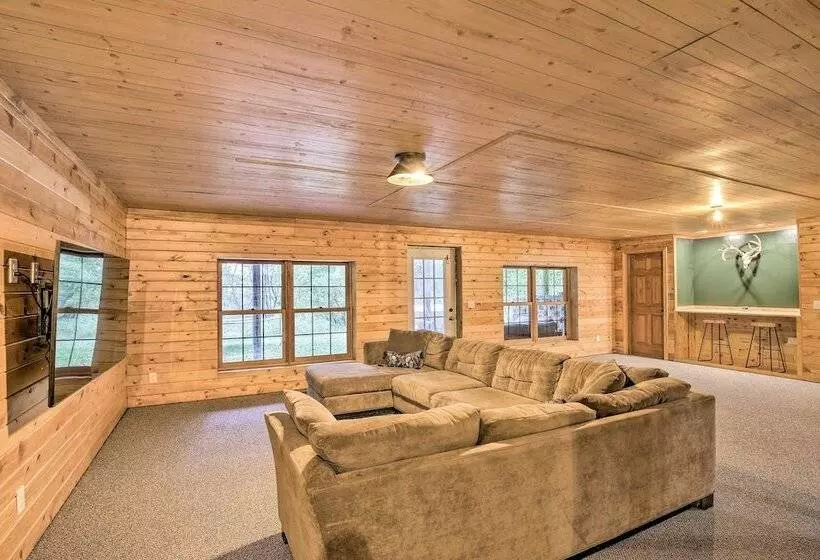 Splendid Family Cabin W/ Hot Tub & Grill!
