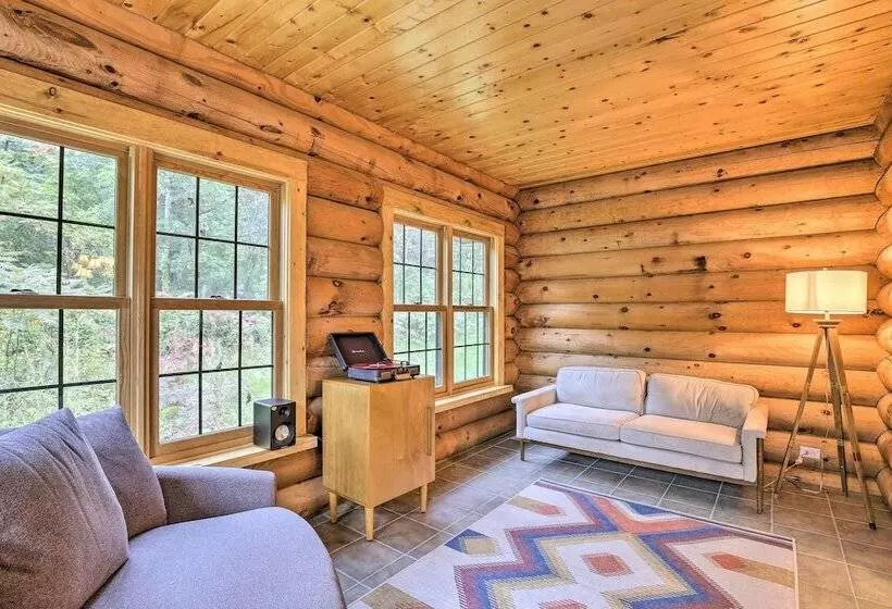 Splendid Family Cabin W/ Hot Tub & Grill!