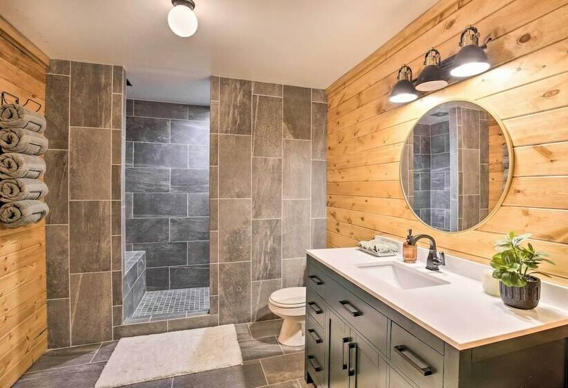 Splendid Family Cabin W/ Hot Tub & Grill!
