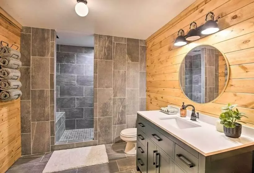 Splendid Family Cabin W/ Hot Tub & Grill!