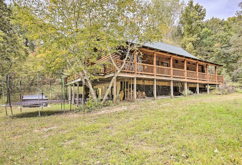 Splendid Family Cabin W/ Hot Tub & Grill!