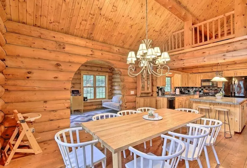 Splendid Family Cabin W/ Hot Tub & Grill!