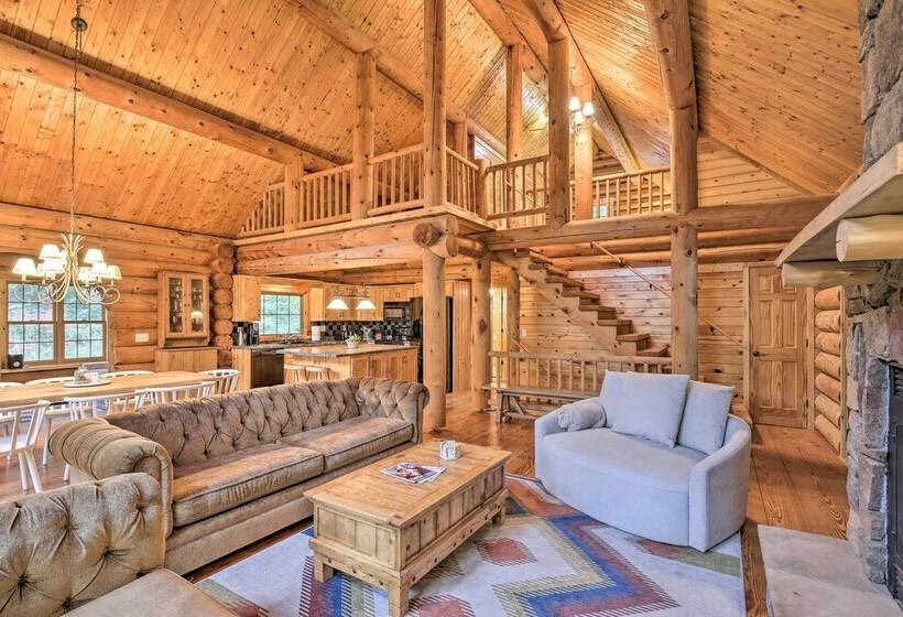Splendid Family Cabin W/ Hot Tub & Grill!