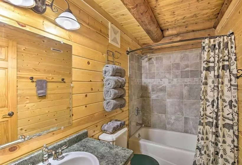 Splendid Family Cabin W/ Hot Tub & Grill!