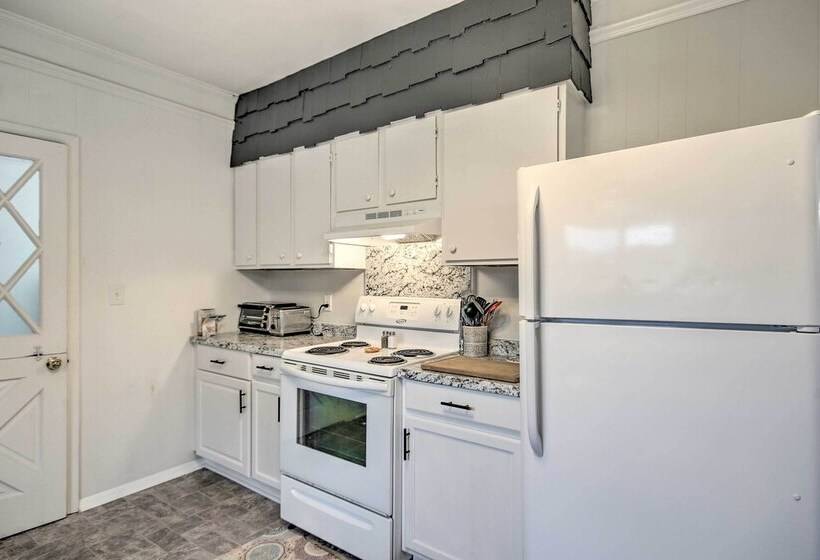 Traditional Southern House With Front Porch!