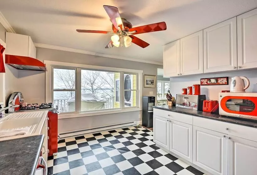 Waterfront Cottage On Sawmill Bay W/ Deck!