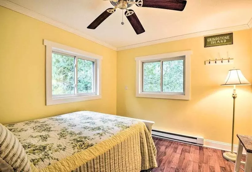 Waterfront Cottage On Sawmill Bay W/ Deck!