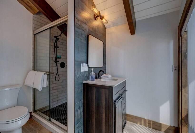 2br Cabin W Office And Outdoor Deck