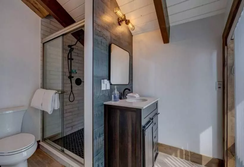 2br Cabin W Office And Outdoor Deck