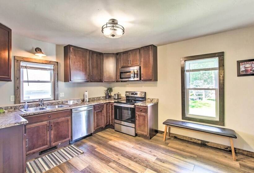 Appleton Abode Near Lake Winnebago & Downtown