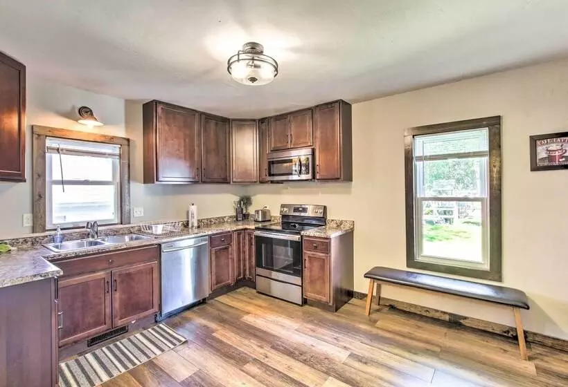 Appleton Abode Near Lake Winnebago & Downtown