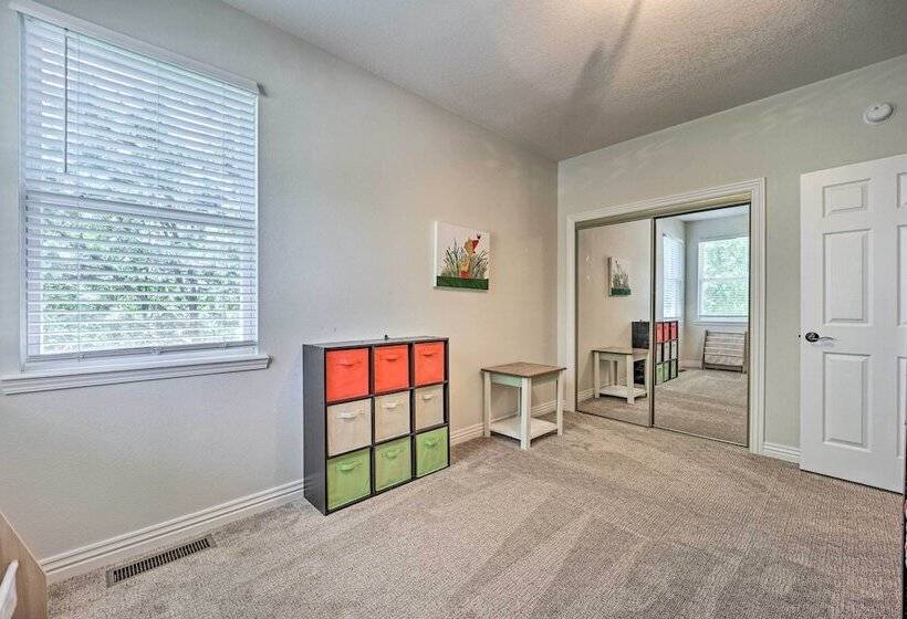 Beautiful Bella Vista Home W/ Private Deck!