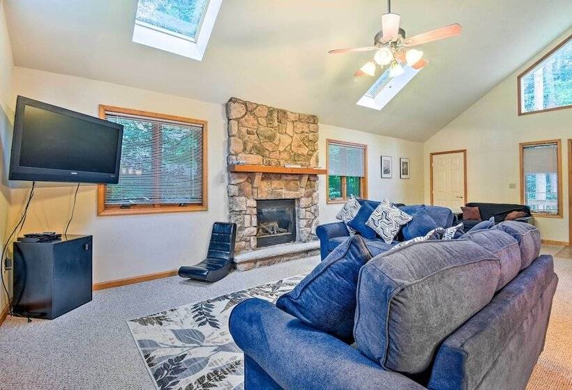 Walk To Beach: Beautiful Lake Naomi Retreat!