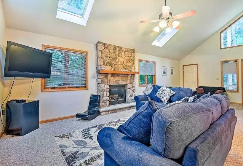 Walk To Beach: Beautiful Lake Naomi Retreat!