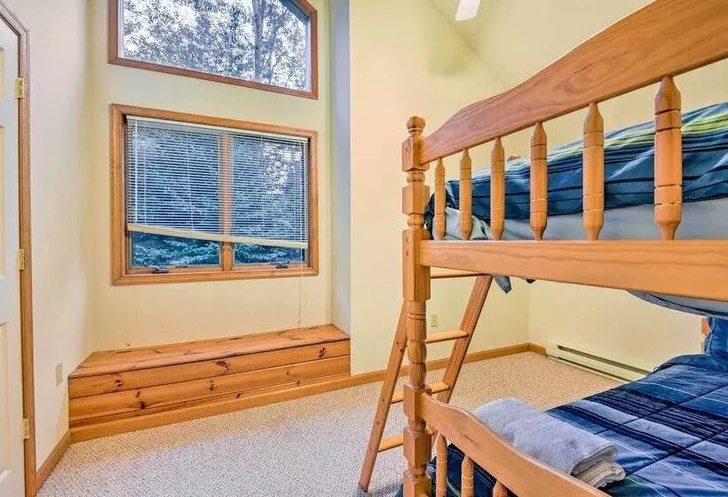 Walk To Beach: Beautiful Lake Naomi Retreat!