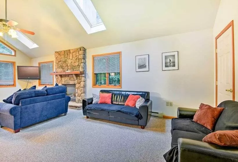 Walk To Beach: Beautiful Lake Naomi Retreat!