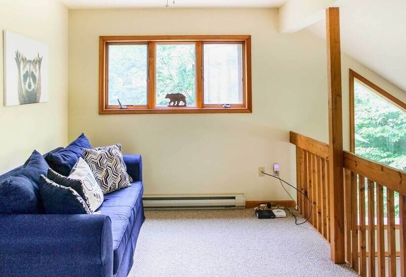 Walk To Beach: Beautiful Lake Naomi Retreat!