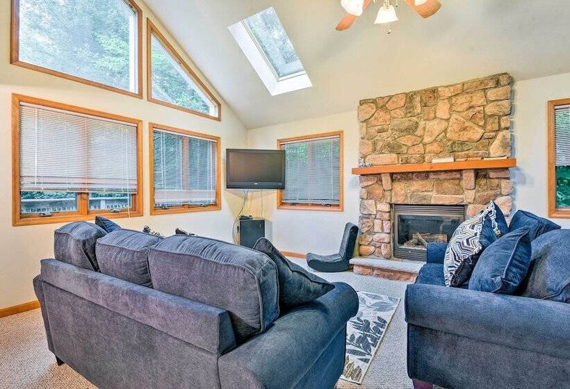 Walk To Beach: Beautiful Lake Naomi Retreat!