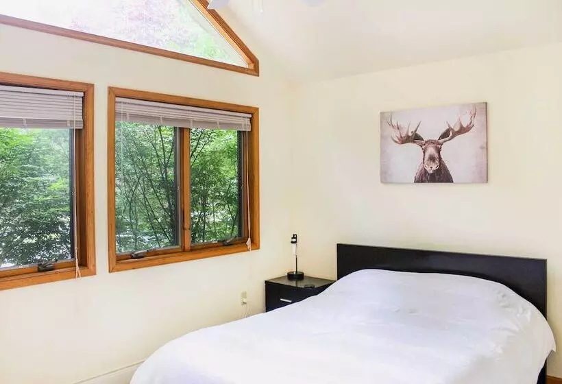 Walk To Beach: Beautiful Lake Naomi Retreat!