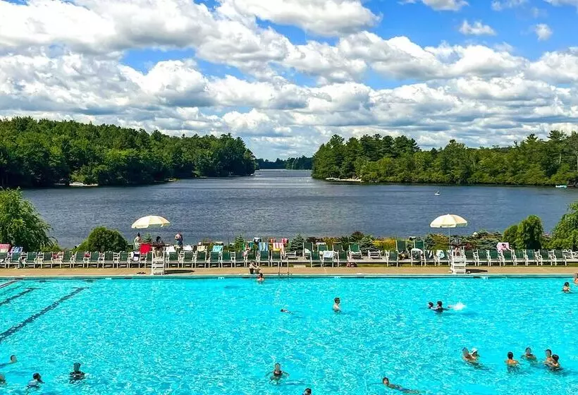 Walk To Beach: Beautiful Lake Naomi Retreat!