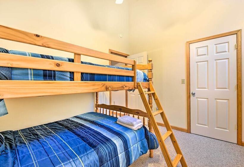 Walk To Beach: Beautiful Lake Naomi Retreat!