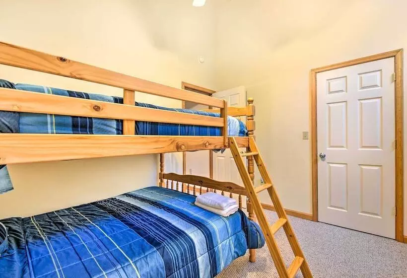 Walk To Beach: Beautiful Lake Naomi Retreat!