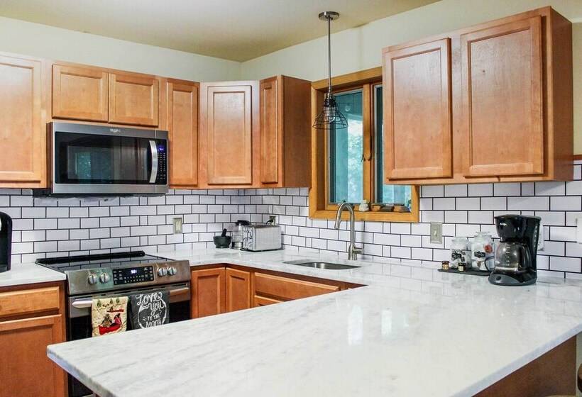 Walk To Beach: Beautiful Lake Naomi Retreat!