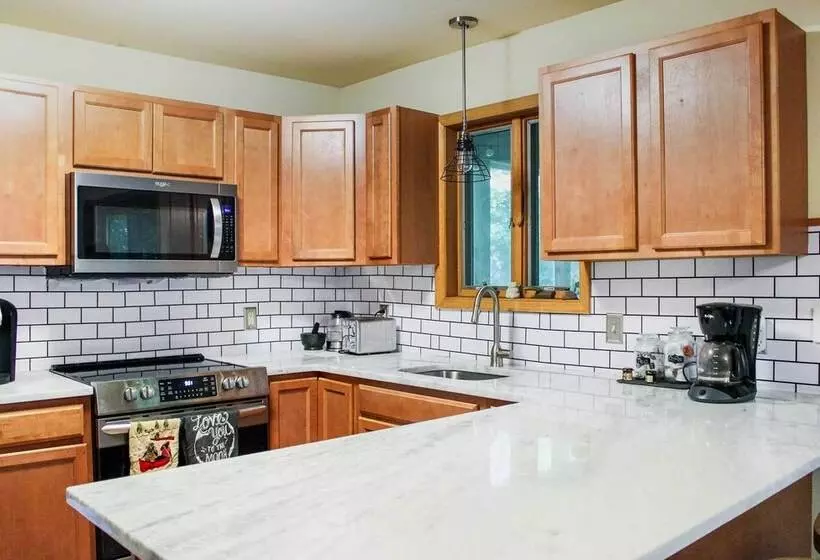 Walk To Beach: Beautiful Lake Naomi Retreat!