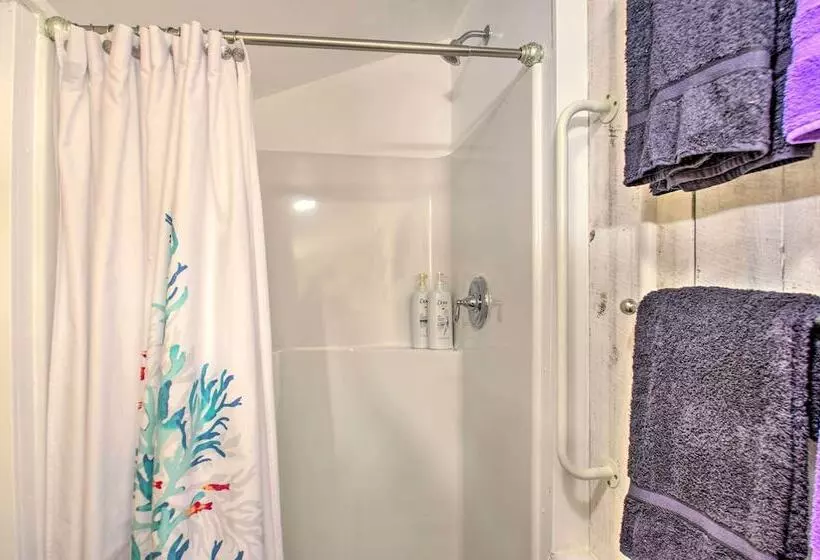 Charming Lakefront Cabin: Fish, Hike & More!