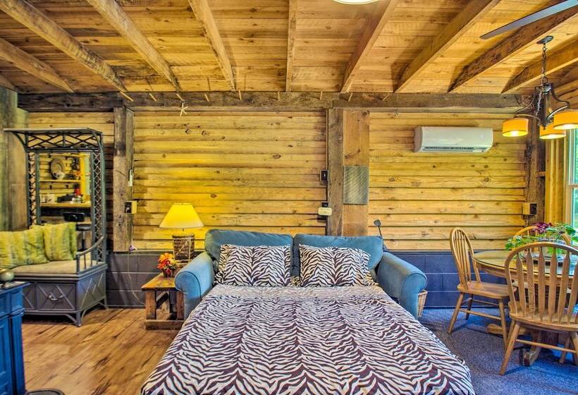 Charming Lakefront Cabin: Fish, Hike & More!