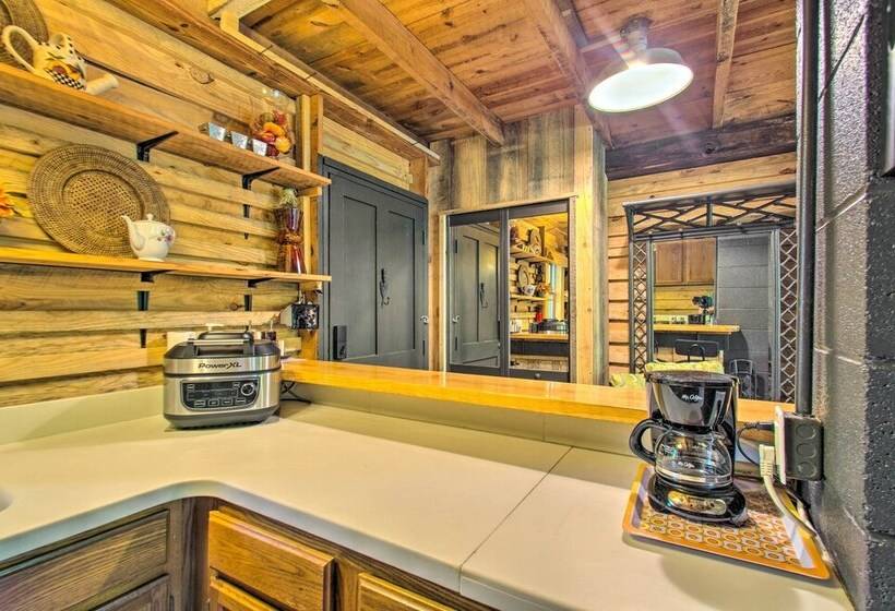 Charming Lakefront Cabin: Fish, Hike & More!