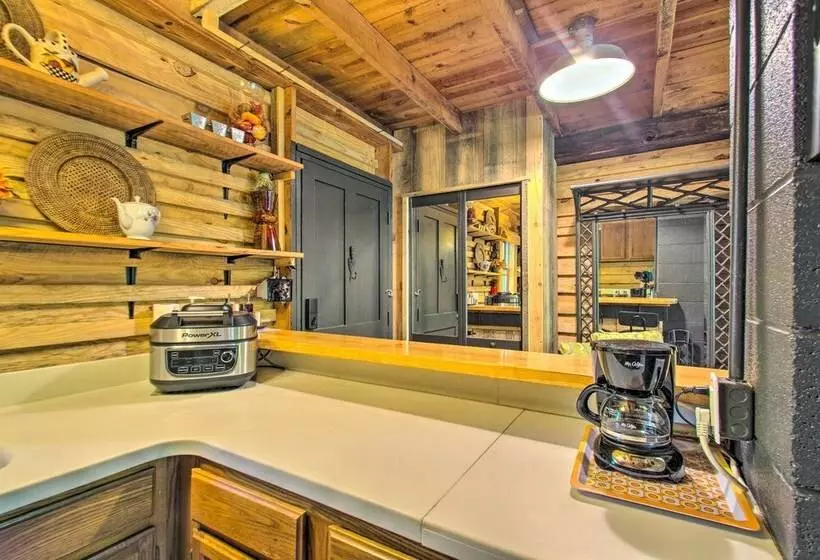 Charming Lakefront Cabin: Fish, Hike & More!