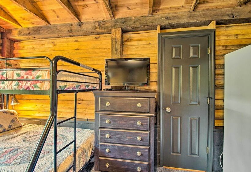 Charming Lakefront Cabin: Fish, Hike & More!