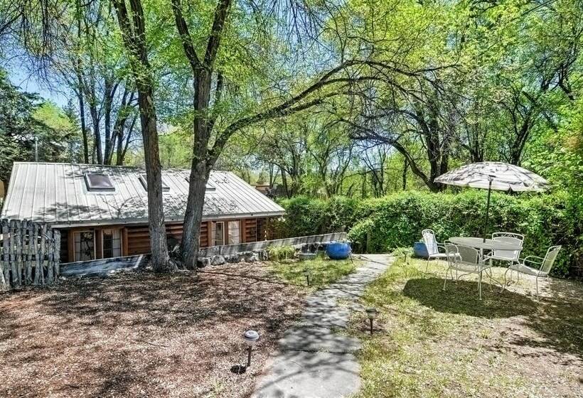 Charming Santa Fe Studio Cabin W/ Patio & Yard!