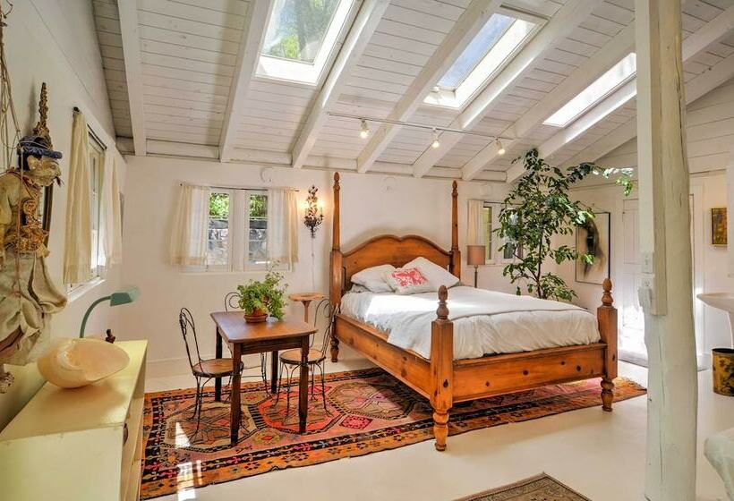 Charming Santa Fe Studio Cabin W/ Patio & Yard!