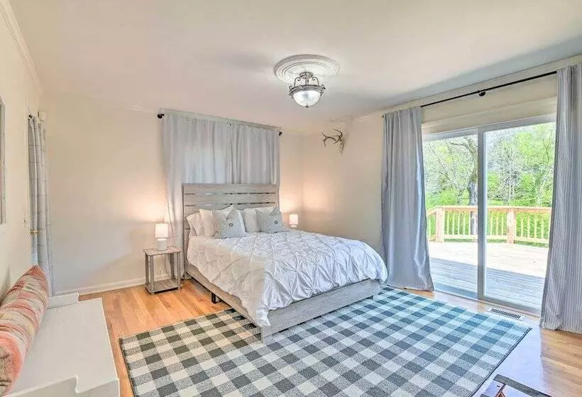 Chic Nashville Area Retreat W/ Private Pool!