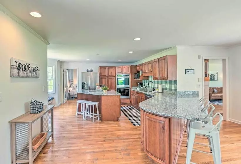 Chic Nashville Area Retreat W/ Private Pool!