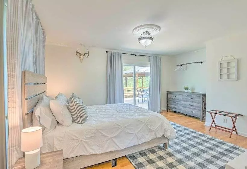 Chic Nashville Area Retreat W/ Private Pool!