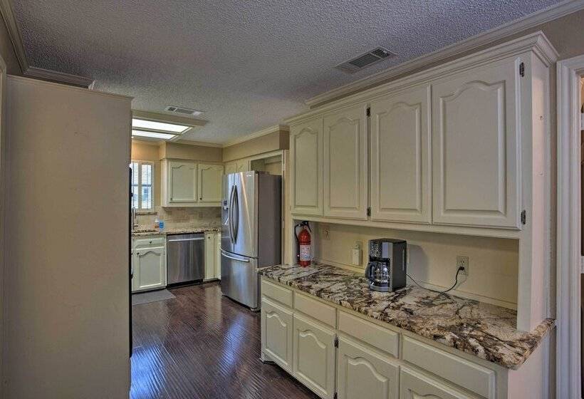 Pool Table, Patio & Grill: Idyllic Mckinney Home