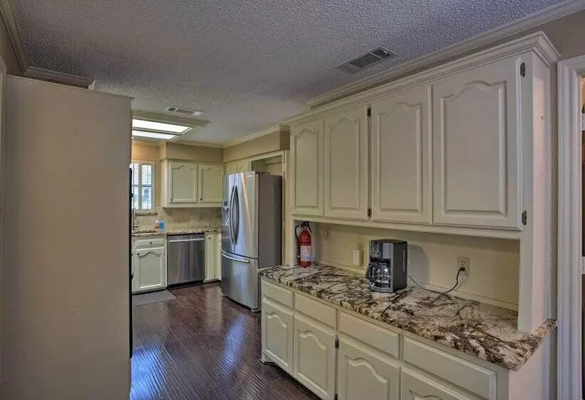 Pool Table, Patio & Grill: Idyllic Mckinney Home