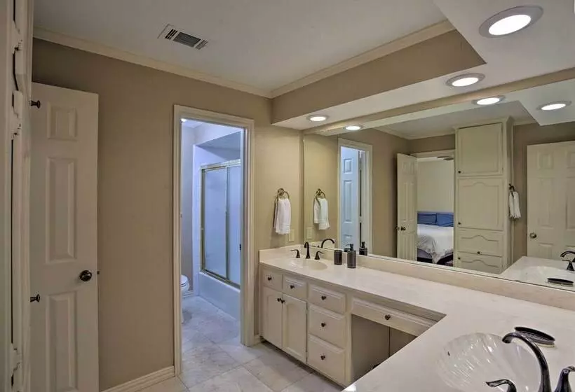 Pool Table, Patio & Grill: Idyllic Mckinney Home